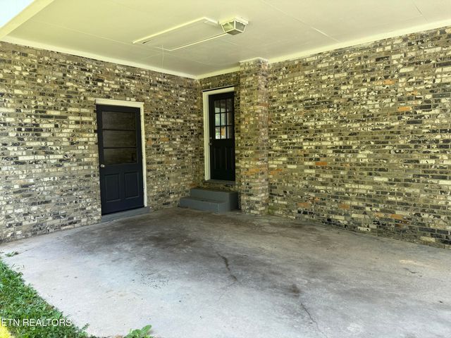 3035 W Wolf Valley Rd, Clinton, TN 37716