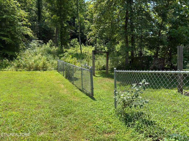 3035 W Wolf Valley Rd, Clinton, TN 37716