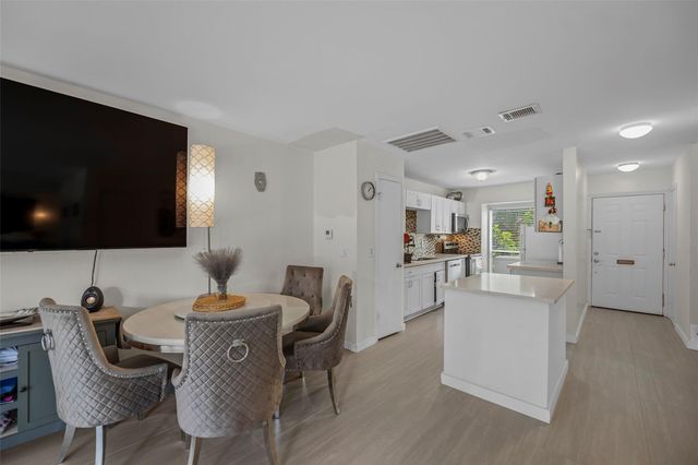2025 Winrock Boulevard 165, Houston, TX 77057