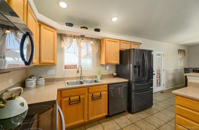 758 E Woodleaf Drive, Pueblo, CO 81007