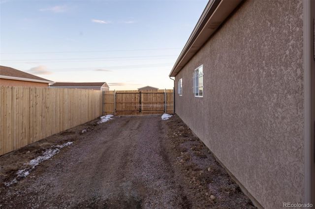 758 E Woodleaf Drive, Pueblo, CO 81007