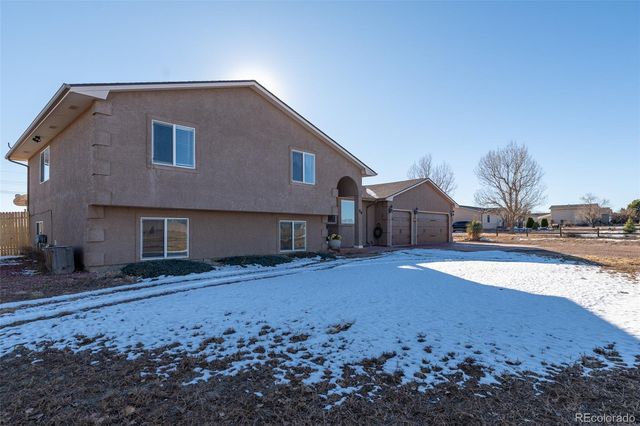 758 E Woodleaf Drive, Pueblo, CO 81007