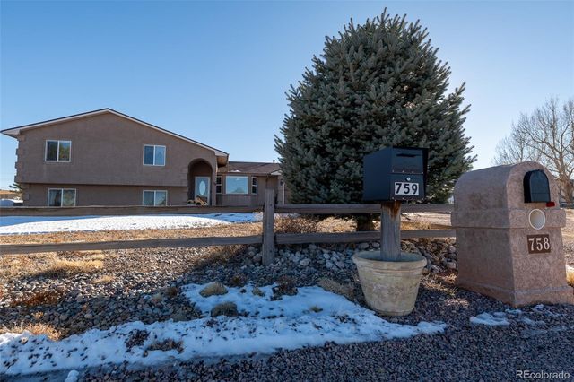 758 E Woodleaf Drive, Pueblo, CO 81007