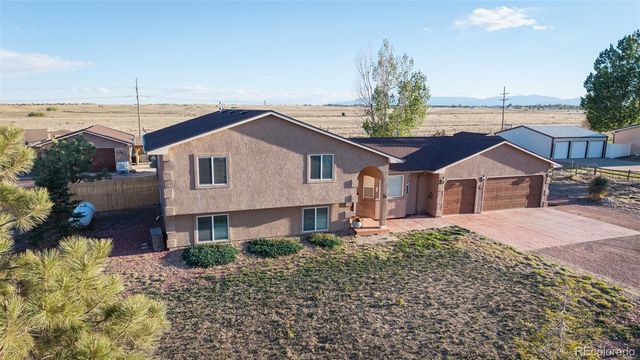 758 E Woodleaf Drive, Pueblo, CO 81007