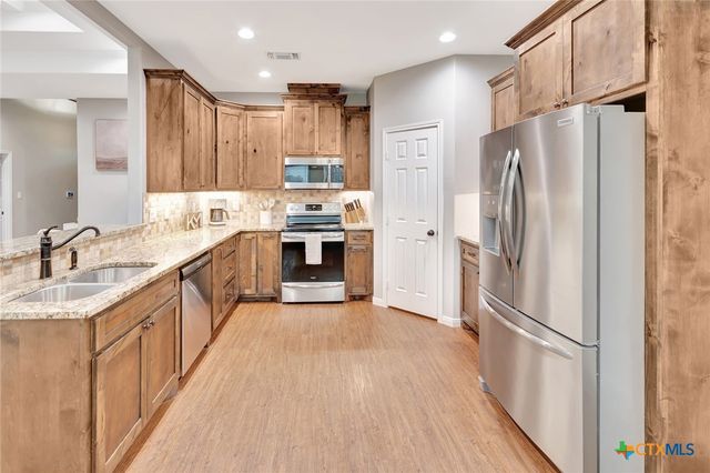 102 Tiki Court, Victoria, TX 77904