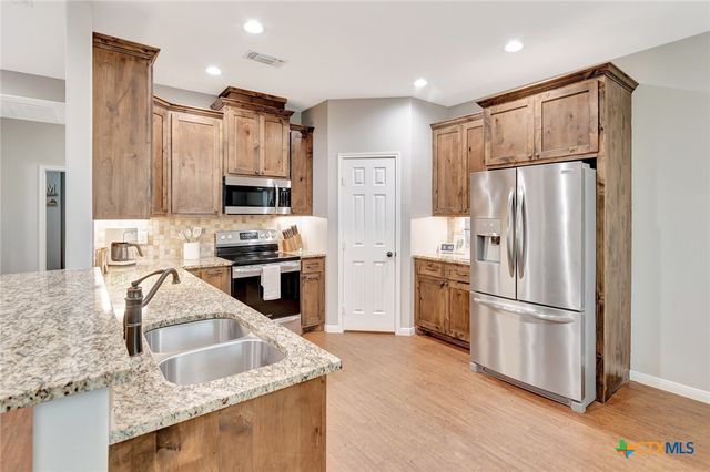 102 Tiki Court, Victoria, TX 77904