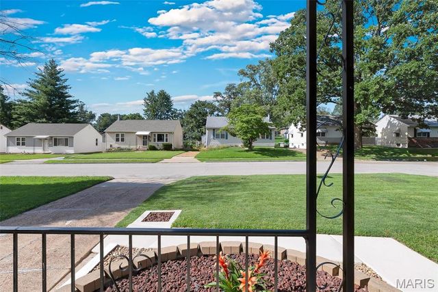 9542 Theodosia Avenue, Overland, MO 63114