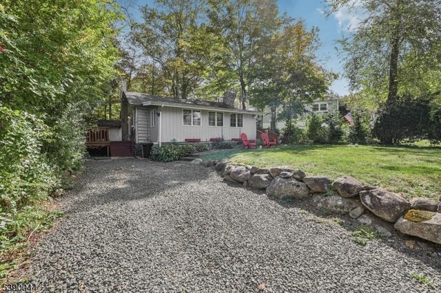 8 Woodland Rd, Ringwood Boro, NJ 07456