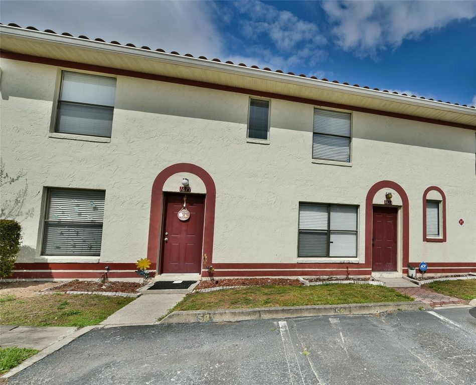 Image 1 of property listing at 1621 SANDY POINT SQUARE 61, Orlando, FL 32807