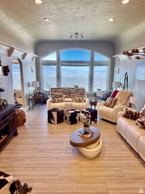 941 N SANDHURST DR, Salt Lake City, UT 84103