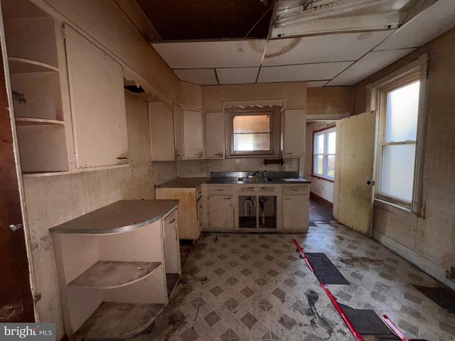 909 MAPLE TER, Darby, PA 19023