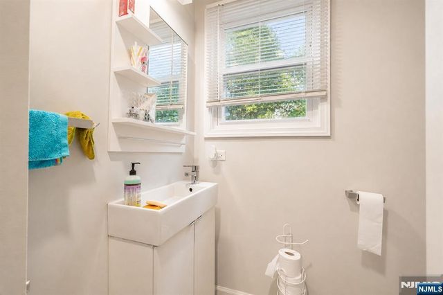 52 Thomas, Bloomfield, NJ 07003