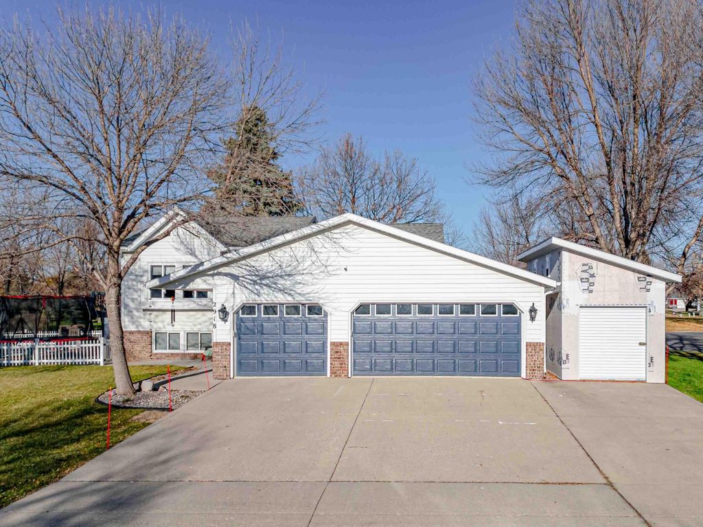 2918 Village Green Drive, Moorhead, MN 56560