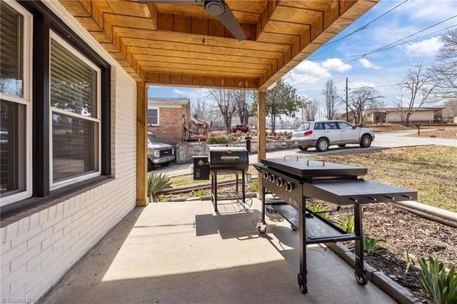 833 Bowerwood Drive, Thomasville, NC 27360