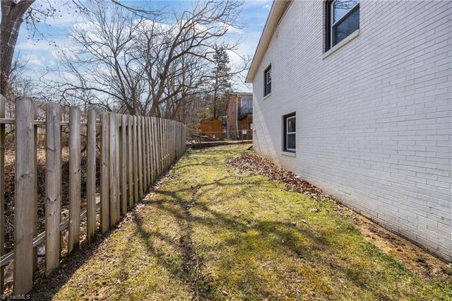 833 Bowerwood Drive, Thomasville, NC 27360