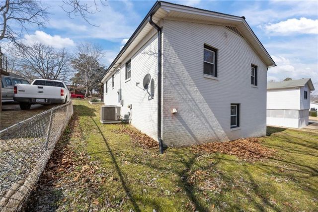 833 Bowerwood Drive, Thomasville, NC 27360