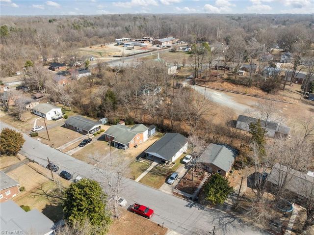 833 Bowerwood Drive, Thomasville, NC 27360