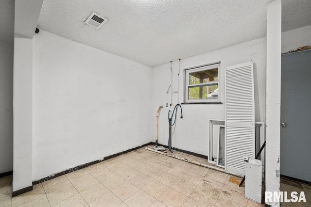 3536 HEATHERTON Drive, Davenport, IA 52804