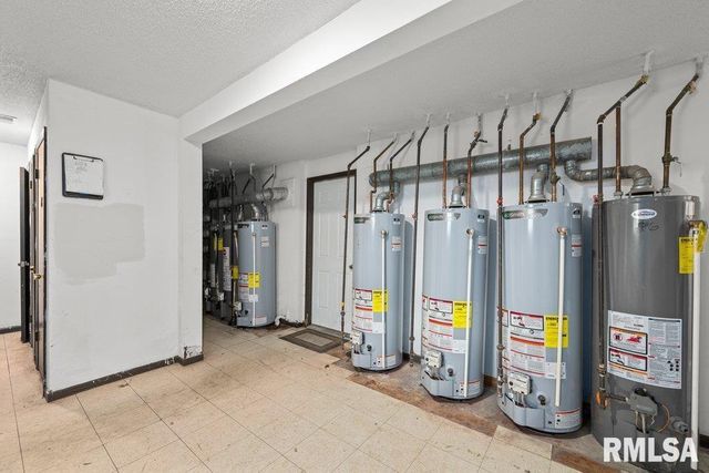 3536 HEATHERTON Drive, Davenport, IA 52804