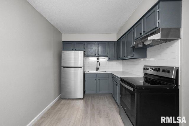 3536 HEATHERTON Drive, Davenport, IA 52804