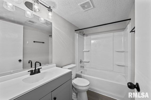 3536 HEATHERTON Drive, Davenport, IA 52804