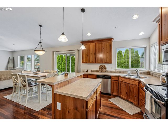 601 N 6TH St, Carlton, OR 97111