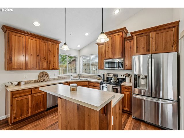 601 N 6TH St, Carlton, OR 97111