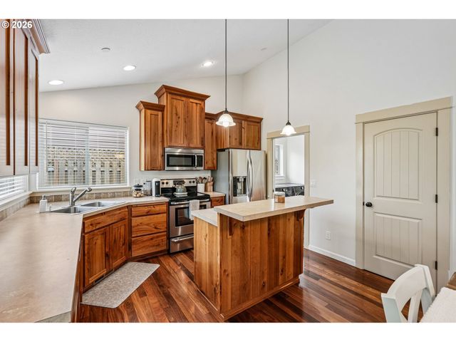 601 N 6TH St, Carlton, OR 97111