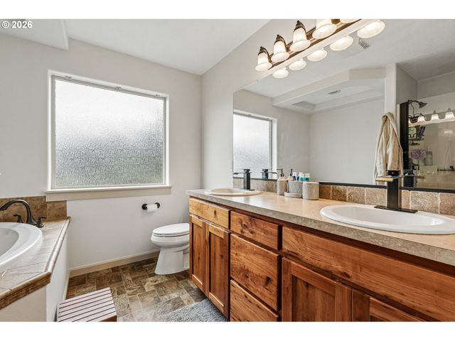 601 N 6TH St, Carlton, OR 97111