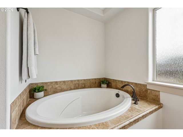 601 N 6TH St, Carlton, OR 97111