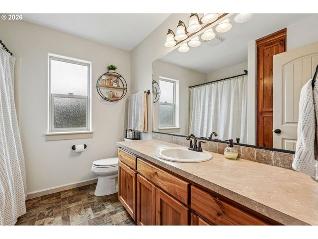601 N 6TH St, Carlton, OR 97111