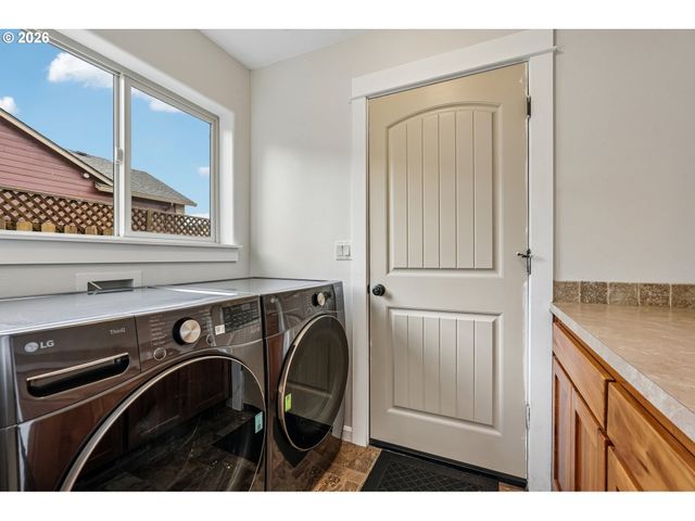 601 N 6TH St, Carlton, OR 97111