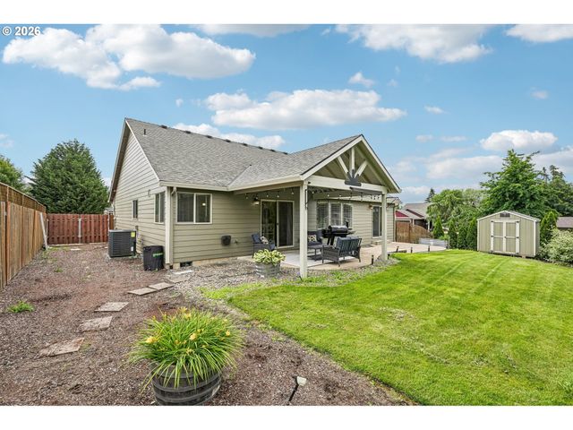 601 N 6TH St, Carlton, OR 97111