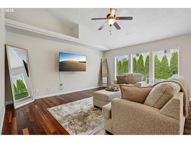 601 N 6TH St, Carlton, OR 97111
