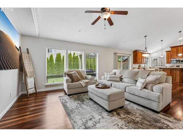 601 N 6TH St, Carlton, OR 97111