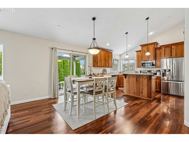 601 N 6TH St, Carlton, OR 97111