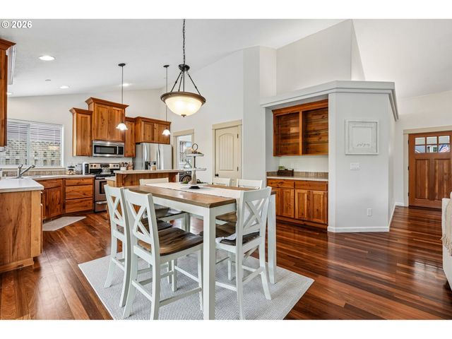 601 N 6TH St, Carlton, OR 97111