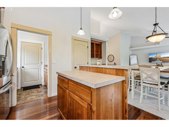 601 N 6TH St, Carlton, OR 97111