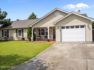 302 Foxridge Lane, Hubert, NC 28539
