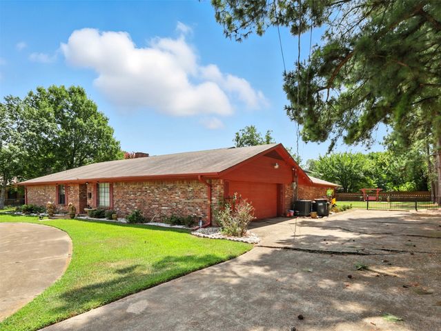 1920 E Tudor Street, Paris, TX 75460