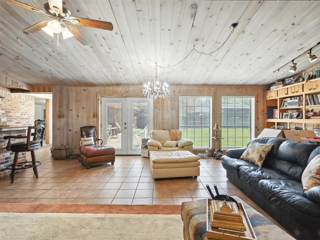 1920 E Tudor Street, Paris, TX 75460