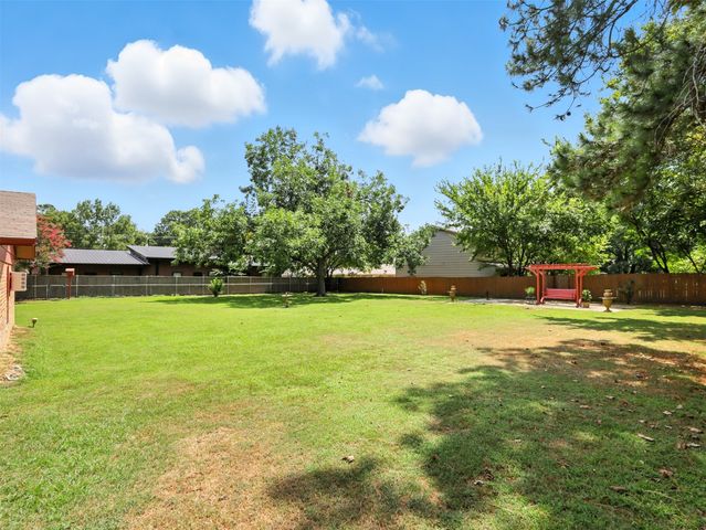 1920 E Tudor Street, Paris, TX 75460