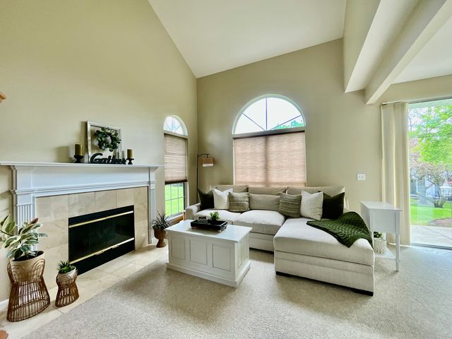 547 Woodcrest Drive, Mundelein, IL 60060
