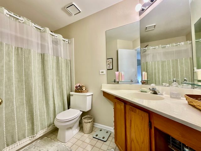 547 Woodcrest Drive, Mundelein, IL 60060