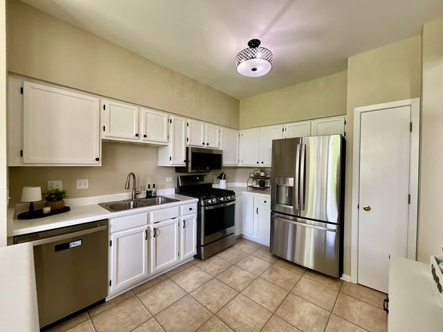 547 Woodcrest Drive, Mundelein, IL 60060