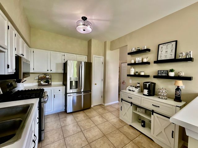 547 Woodcrest Drive, Mundelein, IL 60060