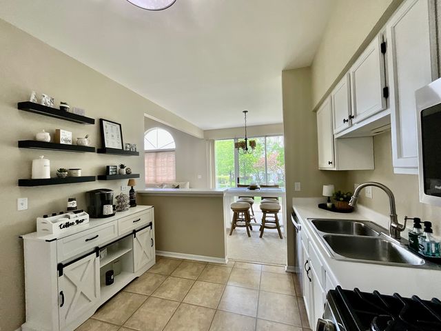 547 Woodcrest Drive, Mundelein, IL 60060