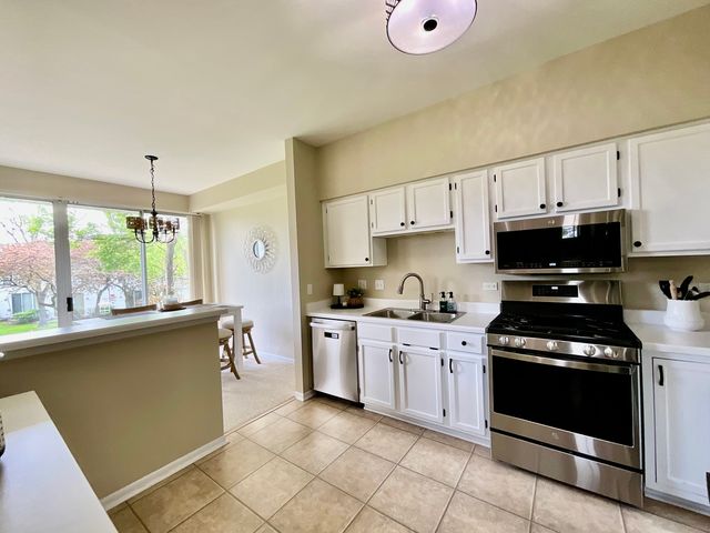 547 Woodcrest Drive, Mundelein, IL 60060