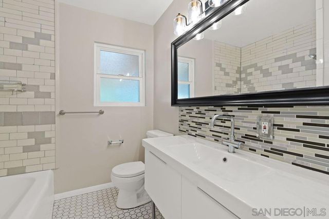 5469 Roswell St, San Diego, CA 92114