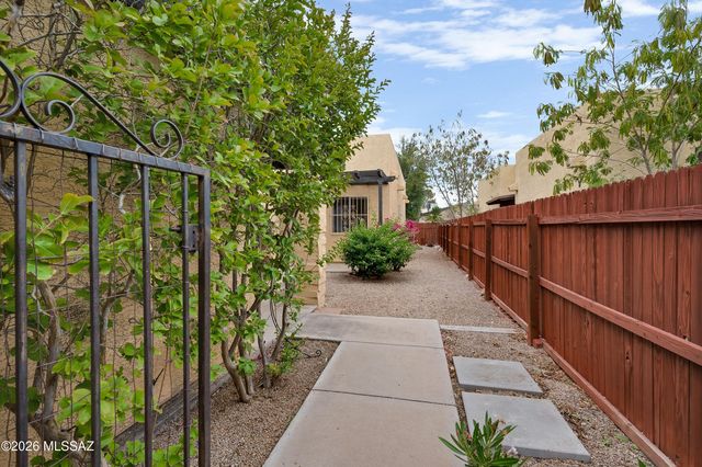 2402 W Drachman Street, Tucson, AZ 85745